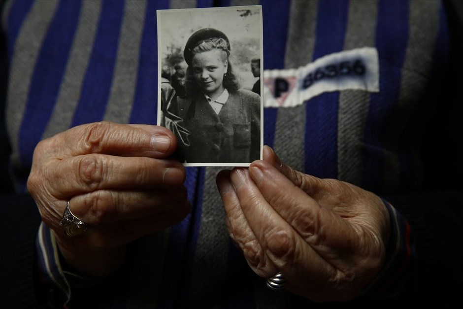 Οι επιζώντες του Άουσβιτς . Η Jadwiga Bogucka κρατά φωτογραφία της που τραβήχτηκε το 1944 στη Βαρσοβία.