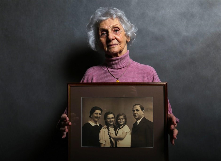 Οι επιζώντες του Άουσβιτς . Η 90χρονη Eva Fahidi κρατά φωτογραφία της οικογένειάς της η οποία σκοτώθηκε στο στρατόπεδο συγκέντρωσης στη διάρκεια του Β’ Παγκοσμίου Πολέμου. Η Eva ήταν 18 ετών το 1944 όταν στάλθηκε από το Ντέμπρετσεν της Ουγγαρίας στο Άουσβιτς. 