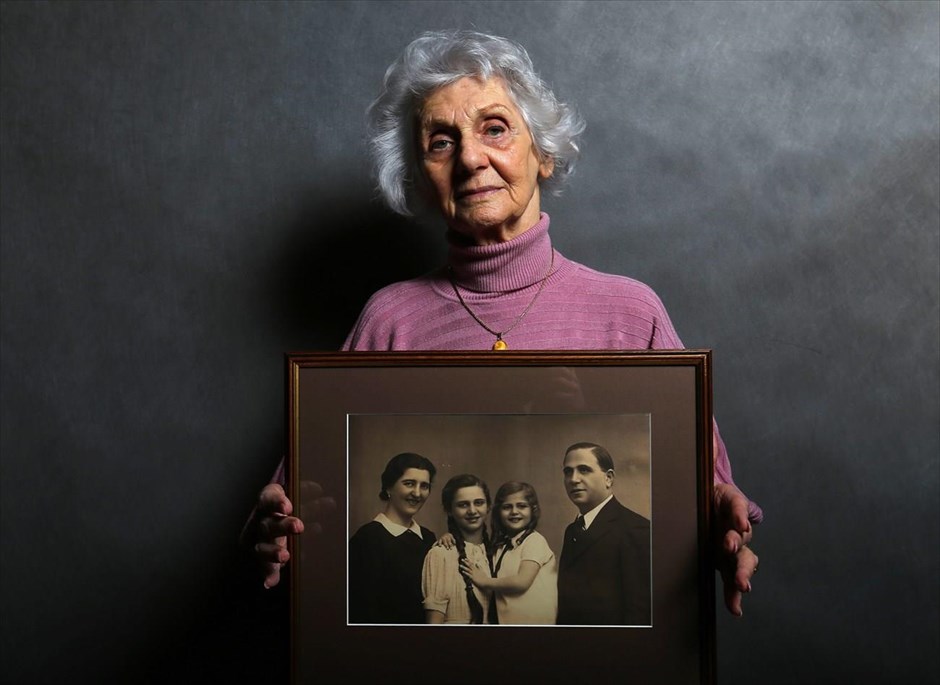 Οι επιζώντες του Άουσβιτς . Η 90χρονη Eva Fahidi κρατά φωτογραφία της οικογένειάς της η οποία σκοτώθηκε στο στρατόπεδο συγκέντρωσης στη διάρκεια του Β’ Παγκοσμίου Πολέμου. Η Eva ήταν 18 ετών το 1944 όταν στάλθηκε από το Ντέμπρετσεν της Ουγγαρίας στο Άουσβιτς.&nbsp;