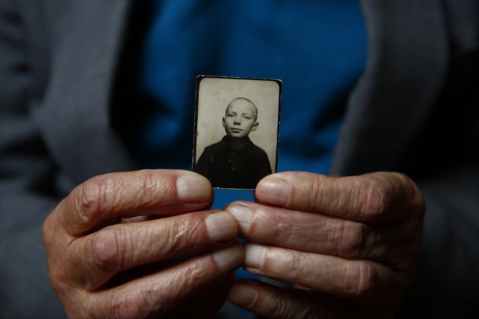 Οι επιζώντες του Άουσβιτς . Ο Stefan Sot κρατά φωτογραφία του από την εποχή του πολέμου.