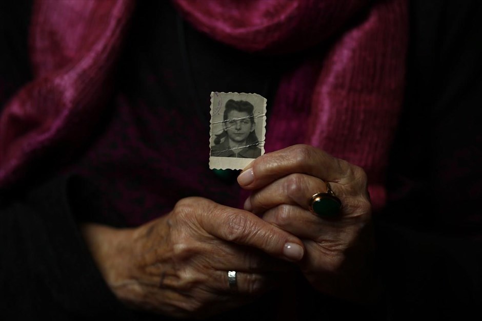 Οι επιζώντες του Άουσβιτς . Η Halina Brzozowska κρατά φωτογραφία της που τραβήχτηκε στη διάρκεια του πολέμου.