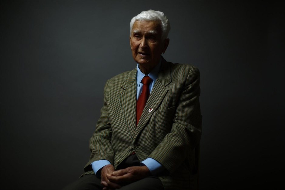 Οι επιζώντες του Άουσβιτς . Ο 80χρονος Henryk Duszyk, ο οποίος είχε τον αριθμό 192692 στο Άουσβιτς, ήταν 10 ετών όταν μεταφέρθηκε στο στρατόπεδο συγκέντρωσης με τον πατέρα του και τη θετή του μητέρα. Η οικογένεια χωρίστηκε και ο Henryk είδε τον πατέρα του για μία μόνο φορά πριν αυτός χάσει τη ζωή του στο στρατόπεδο συγκέντρωσης. Ο Henryk με τα υπόλοιπα μέλη της οικογένειάς του έμειναν στο Άουσβιτς μέχρι την απελευθέρωσή του.