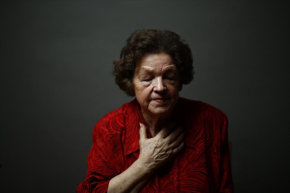 Οι επιζώντες του Άουσβιτς . Η 80χρονη Danuta Bogdaniuk-Bogucka ήταν 10 ετών όταν πέρασε την πύλη του Άουσβιτς με τη μητέρα της. Η Danuta επιβίωσε από τα πειράματα του Γιόζεφ Μένγκελε κατά την παραμονή της στο στρατόπεδο συγκέντρωσης. Μετά τον πόλεμο συναντήθηκε και πάλι με τη μητέρα της και ανακάλυψαν ότι χωρίς να το γνωρίζουν βρίσκονταν το ίδιο διάστημα στο στρατόπεδο συγκέντρωσης Ράβενσμπρικ. 