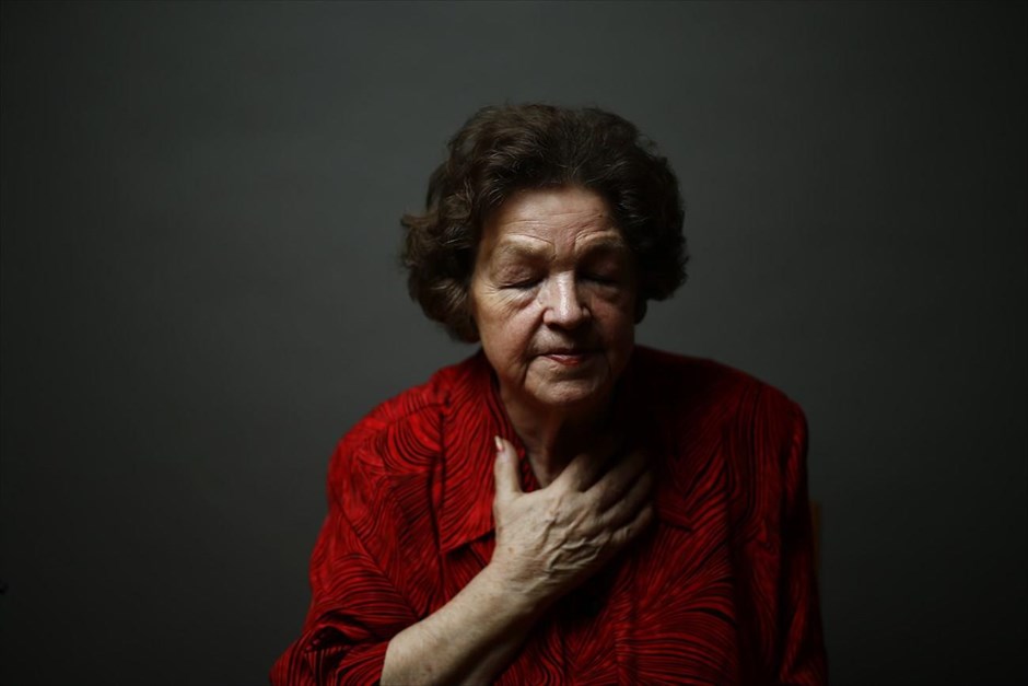 Οι επιζώντες του Άουσβιτς . Η 80χρονη Danuta Bogdaniuk-Bogucka ήταν 10 ετών όταν πέρασε την πύλη του Άουσβιτς με τη μητέρα της. Η Danuta επιβίωσε από τα πειράματα του Γιόζεφ Μένγκελε κατά την παραμονή της στο στρατόπεδο συγκέντρωσης. Μετά τον πόλεμο συναντήθηκε και πάλι με τη μητέρα της και ανακάλυψαν ότι χωρίς να το γνωρίζουν βρίσκονταν το ίδιο διάστημα στο στρατόπεδο συγκέντρωσης Ράβενσμπρικ.&nbsp;