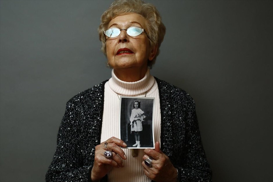 Οι επιζώντες του Άουσβιτς . Η 80χρονη Janina Reklajtis, η οποία είχε τον αριθμό 83043 στο Άουσβιτς, κρατά φωτογραφία της που τραβήχτηκε στη διάρκεια του πολέμου. Ήταν 12 ετών όταν στάλθηκε στο στρατόπεδο συγκέντρωσης μαζί με την μητέρα της. Τον Ιανουάριο του 1945 μεταφέρθηκαν σε στρατόπεδο καταναγκαστικής εργασίας στο Βερολίνο, όπου παρέμειναν μέχρι την απελευθέρωσή τους.