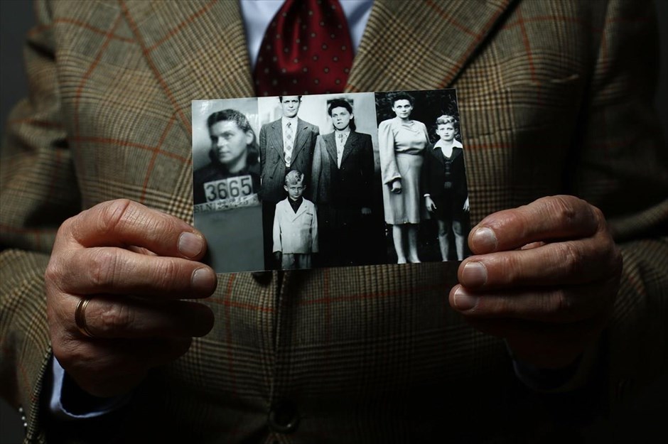 Οι επιζώντες του Άουσβιτς . Ο Jacek Nadolny κρατά φωτογραφία της οικογένειάς του, η οποία τραβήχτηκε την περίοδο του πολέμου.