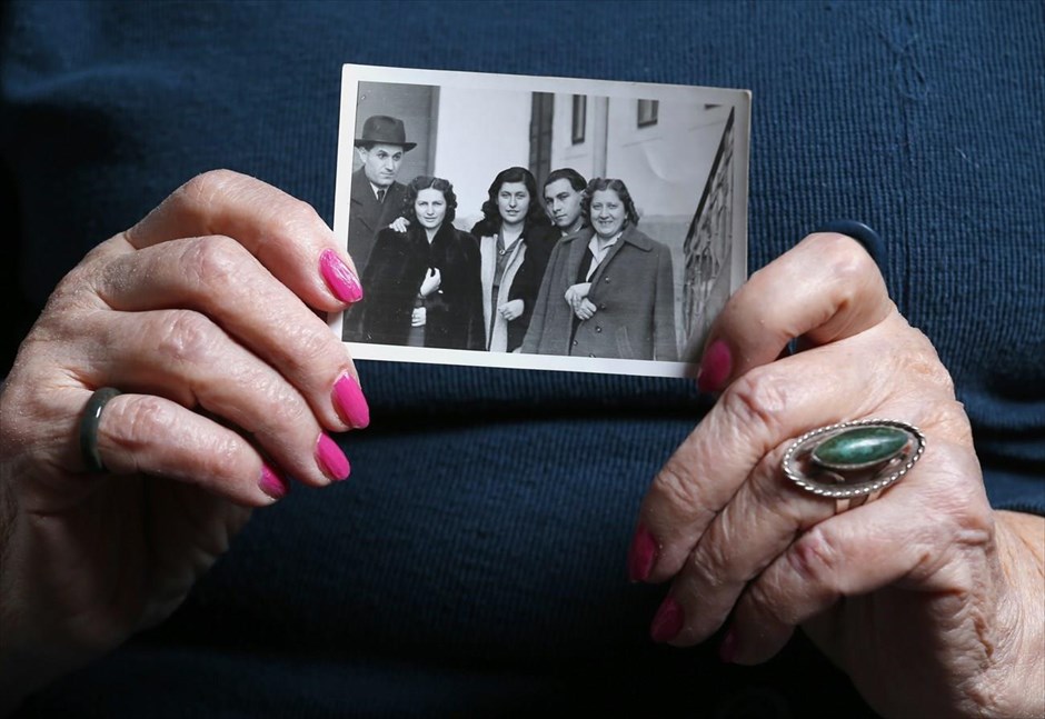 Οι επιζώντες του Άουσβιτς . Η Erzsebet Brodt κρατά φωτογραφία της οικογένειά της, τα μέλη της οποίας έχασαν τη ζωή τους στα στρατόπεδα συγκέντρωσης στη διάρκεια του πολέμου. 