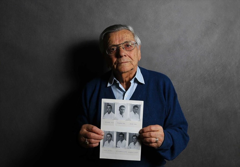 Οι επιζώντες του Άουσβιτς . Ο 86χρονος Imre Varsanyi κρατά φωτογραφίες επιζώντων. Ήταν 14 ετών όταν πέρασε τις πύλες του Άουσβιτς με την οικογένειά του. Ήταν το μόνο μέλος της που επέζησε. Για 60 χρόνια ο Imre αρνούνταν να μιλήσει για το Άουσβιτς, νιώθοντας ενοχές για το γεγονός ότι επέζησε. 