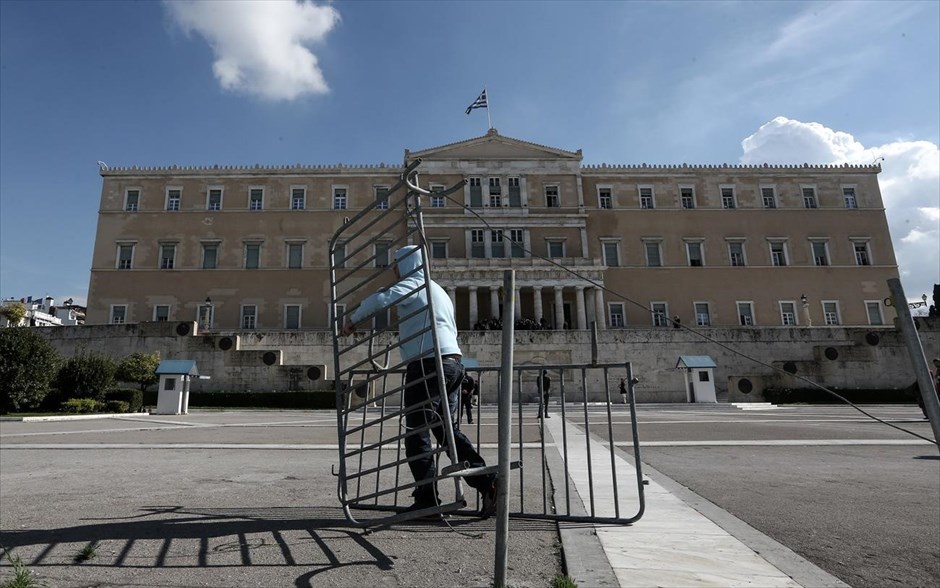 Η αφαίρεση των καγκέλων μπροστά από το μνημείο του Άγνωστου Στρατιώτη. Αφαιρέθηκαν σήμερα το πρωί τα κάγκελα που ήταν τοποθετημένα στο Σύνταγμα, μπροστά από το μνημείο του Άγνωστου Στρατιώτη, καθώς έγινε πράξη η σχετική πρόταση του αναπληρωτή υπουργού Προστασίας του Πολίτη, Γιάννη Πανούση.