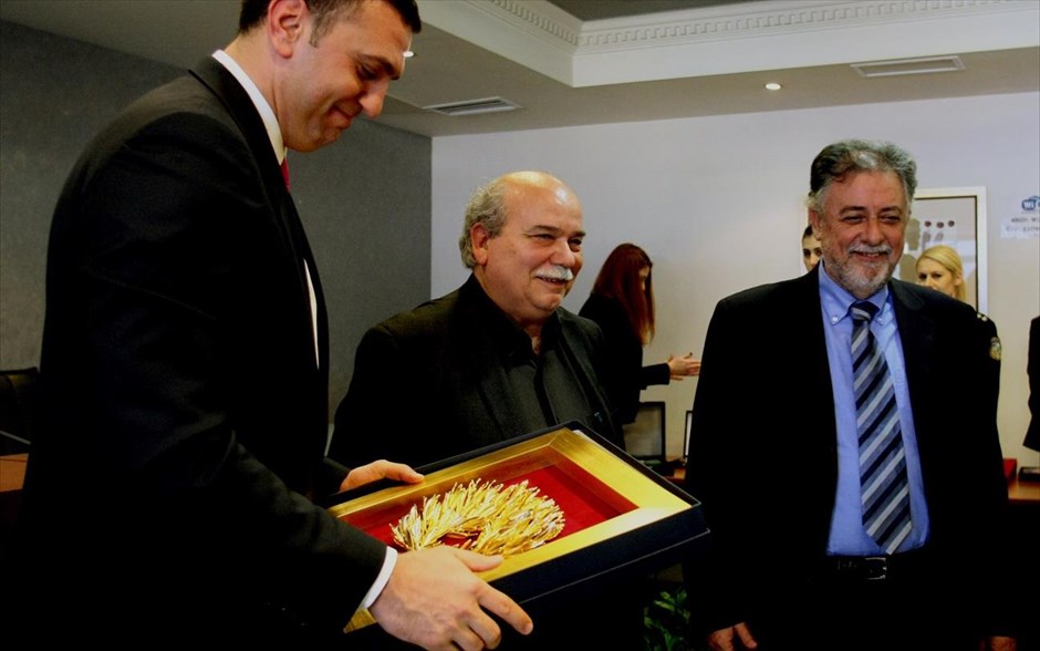 Υπουργείο Δημόσιας Τάξης. Ο υπερυπουργός Εσωτερικών και Δημόσιας Ανασυγκρότησης Νίκος Βούτσης με τον αρμόδιο για θέματα Προστασίας του Πολίτη αναπληρωτή υπουργό Γιάννη Πανούση δίνουν το αποχαιρετιστήριο δώρο στον απερχόμενο υπουργό Βασίλη Κικίλια.