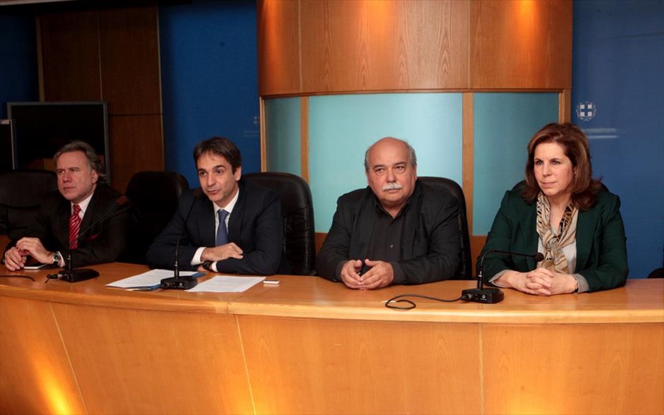 Υπουργείο Διοικητικής Μεταρρύθμισης. Οι απερχόμενοι&nbsp; Κυριάκος Μητσοτάκης και Παρασκευή Χριστοφιλοπούλου με τους νέους υπουργούς Εσωτερικών Διοίκησης Ανασυγκρότησης Νίκο Βούτση και τον αναπληρωτή υπουργό Διοικητικής Μεταρρύθμισης Γιώργο Κατρούγκαλο.