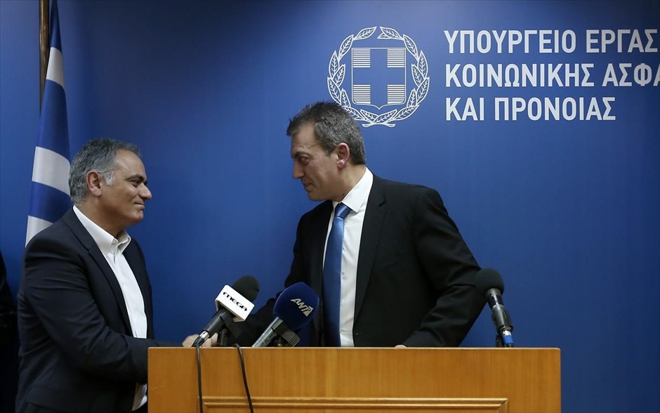 Υπουργείο Εργασίας. Ο νέος υπουργός Εργασίας Πάνος Σκουρλέτης (Α) και ο απερχόμενος υπουργός Γιάννης Βρούτσης.