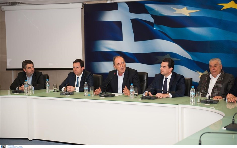 Υπουργείο Οικονομίας. Οι απερχόμενοι Οδυσσέας Κωνσταντινόπουλος, Νοτης Μηταράκης, Κώστας Σκρεκας και Γεράσιμος Γιακουμάτος με τον υπουργό Οικονομίας Γιώργο Σταθάκη.