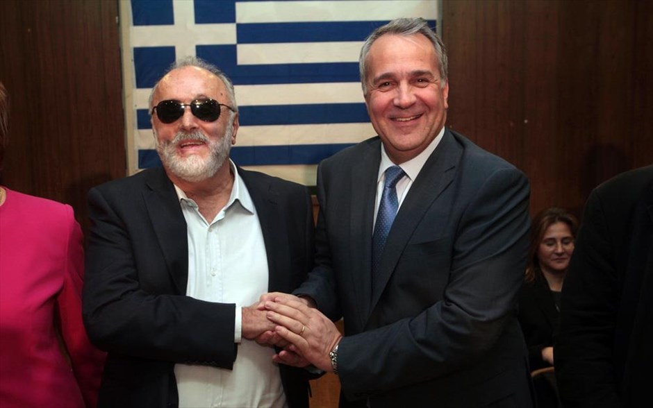 Υπουργείο Υγείας και Κοινωνικών Ασφαλίσεων. Ο νέος υπουργός Υγείας και Κοινωνικών Ασφαλίσεων Παναγιώτης Κουρουμπλής και ο απερχόμενος Μάκης Βορίδης κατά τη σημερινή τελετή παράδοσης - παραλαβής στο υπουργείο Υγείας.