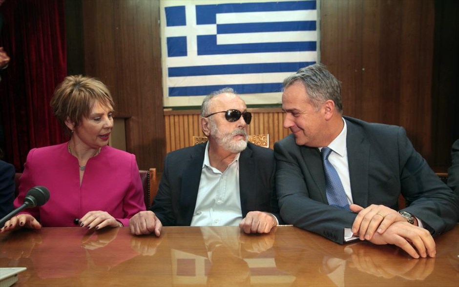 Υπουργείο Υγείας και Κοινωνικών Ασφαλίσεων. Ο νέος υπουργός Υγείας και Κοινωνικών Ασφαλίσεων Παναγιώτης Κουρουμπλής (Κ) και οι απερχόμενοι Μάκης Βορίδης (Δ) και Κατερίνα Παπακώστα (Α) στη σημερινή τελετή - παράδοσης παραλαβής στο υπουργείο Υγείας.
