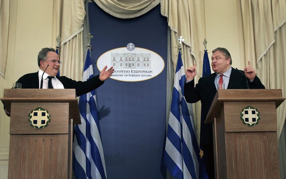 Υπουργείο Εξωτερικών. Ο νέος υπουργός Εξωτερικών Νίκος Κοτζιάς με τον απερχόμενο υπουργό Εξωτερικών Ευάγγελο Βενιζέλο.