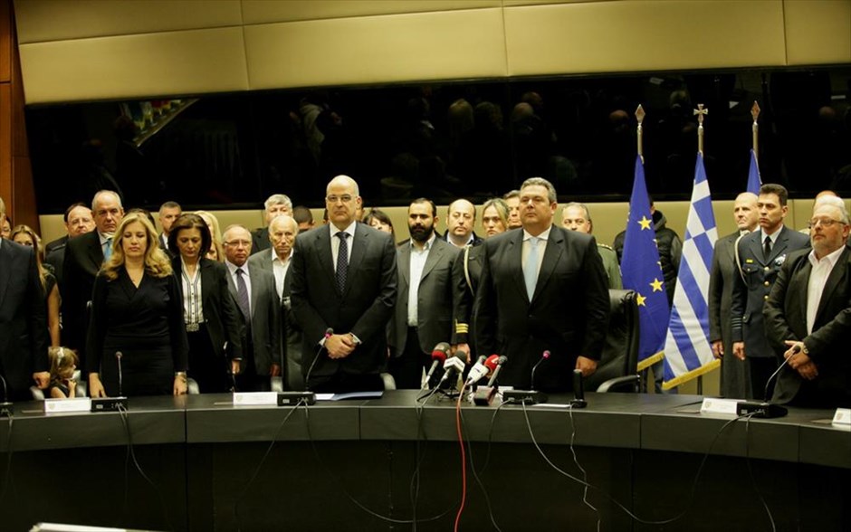 Υπουργείο Εθνικής Αμυνας. Ο απερχόμενος υπουργός, Νίκος Δένδιας, με τον νέο υπουργό Εθνικής Άμυνας, Πάνο Καμμένο, στην τελετή παράδοσης - παραλαβής του υπουργείου Εθνικής Άμυνας.