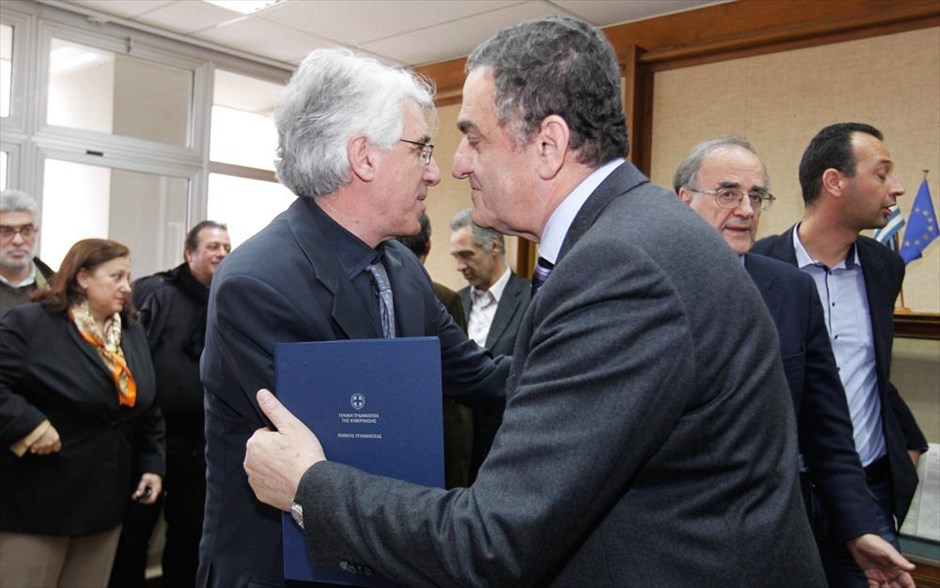 Υπουργείο Δικαιοσύνης. Ο νέος υπουργός Δικαιοσύνης Νίκος Παρασκευόπουλος χαιρετά τον απερχόμενο υπουργό Χαράλαμπο Αθανασίου κατά τη διάρκεια της τελετής παράδοσης – παραλαβής του υπουργείου Δικαιοσύνης.
