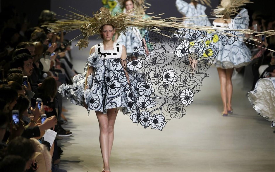 Παρίσι - Εβδομάδα Μόδας. Viktor Horsting and Rolf Snoeren / Haute Couture Spring Summer 2015.