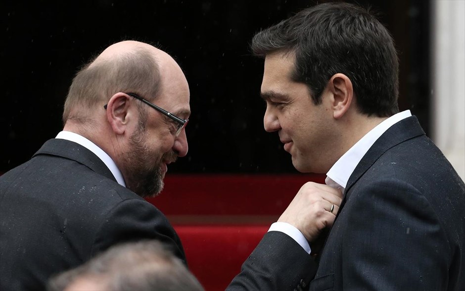 Συνάντηση του Αλέξη Τσίπρα με τον Μάρτιν Σουλτς. Ο πρωθυπουργός, Αλέξης Τσίπρας υποδέχθηκε τον πρόεδρο του Ευρωπαϊκού Κοινοβουλίου, Μάρτιν Σουλτς στα σκαλιά του Μεγάρου Μαξίμου στις 14:30. Ο Ευρωπαίος αξιωματούχος επισκέπτεται την Αθήνα κομίζοντας μηνύματα υπέρ της ανάγκης συμβιβασμών με την Ε.Ε..