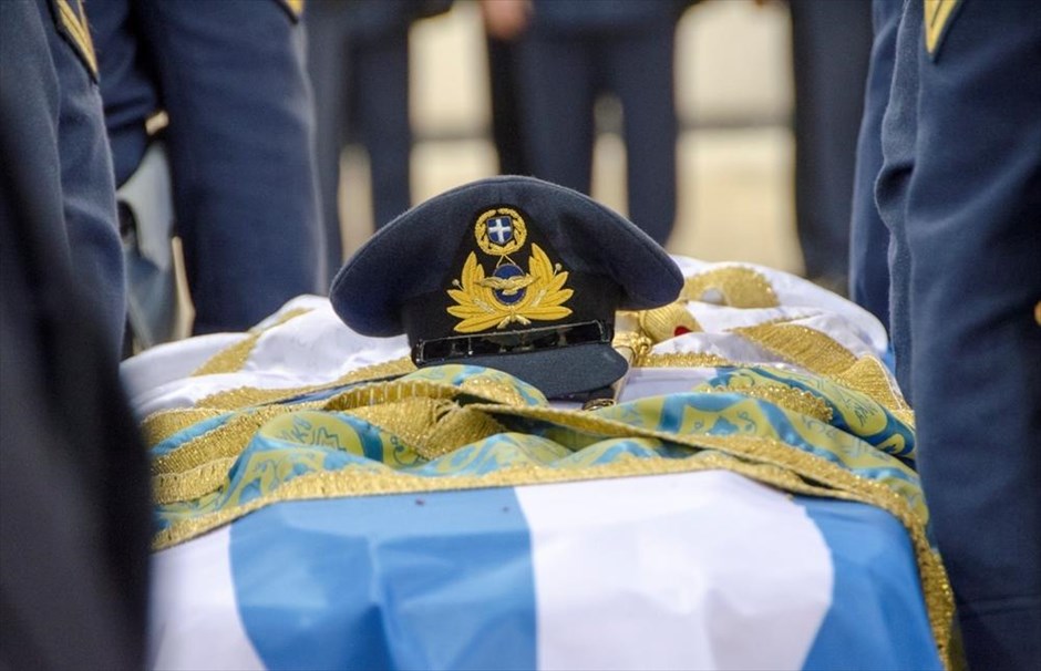 Ο επαναπατρισμός των σορών των άτυχων Σμηναγών από την Ισπανία. Τις πρώτες πρωινές ώρες προσγειώθηκε στην Αεροπορική Βάση Ελευσίνος το μεταγωγικό αεροσκάφος C-27J το οποίο μετέφερε από το Αλμπαθέντε της Ισπανίας τις σορούς των αξιωματικών που έχασαν τη ζωή τους στις 27 Ιανουαρίου, σε δυστύχημα κατά τη διάρκεια άσκησης του ΝΑΤΟ στο Αλμπαθέτε της Ισπανίας, όταν διθέσιο ελληνικό F-16 συνετρίβη μέσα στην πίστα του αεροδρομίου.