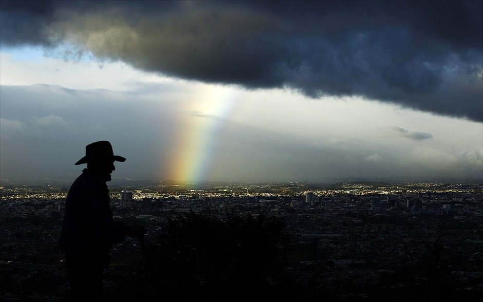 Ουράνιο τόξο στην Κόστα Ρίκα. Ένα ουράνιο τόξο κάνει την εμφάνισή του στον συννεφιασμένο ουρανό του Σαν Χοσέ, στην Κόστα Ρίκα.