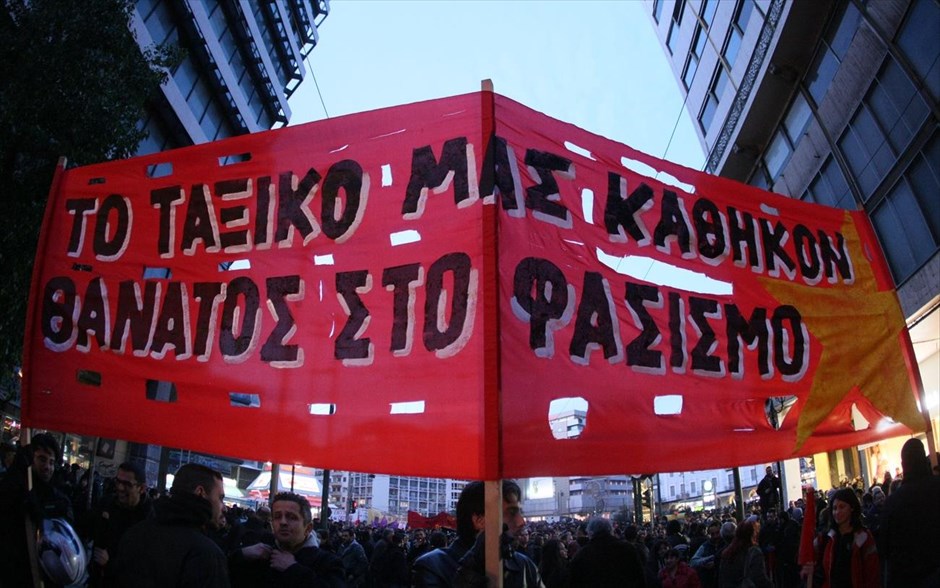 Αντιφασιστικό συλλαλητήριο στην Ομόνοια. Αντιφασιστική συγκέντρωση πραγματοποιείται στην πλατεία Ομονοίας, ως «απάντηση» σε αντίστοιχη συγκέντρωση των μελών της Χρυσής Αυγής για την επέτειο των Ιμίων.
