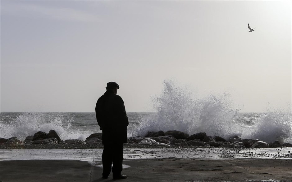 Θυελλώδεις άνεμοι στο Αιγαίο. Στιγμιότυπο από την παραλία του Φλοίσβου. Οι θυελλώδεις άνεμοι επικρατούν σε πολλές θαλάσσιες περιοχές, οι οποίοι τοπικά φθάνουν ακόμα και τα 10 μποφόρ, προκαλώντας προβλήματα στα ακτοπλοϊκά δρομολόγια. Από τα λιμάνια του Πειραιά&nbsp;, της Ραφήνας και του Λαυρίου, δεν εκτελούνται τα δρομολόγια των πλοίων για τα νησιά του βορειοανατολικού Αιγαίου, τις Κυκλάδες, τα Δωδεκάνησα και την Κρήτη.