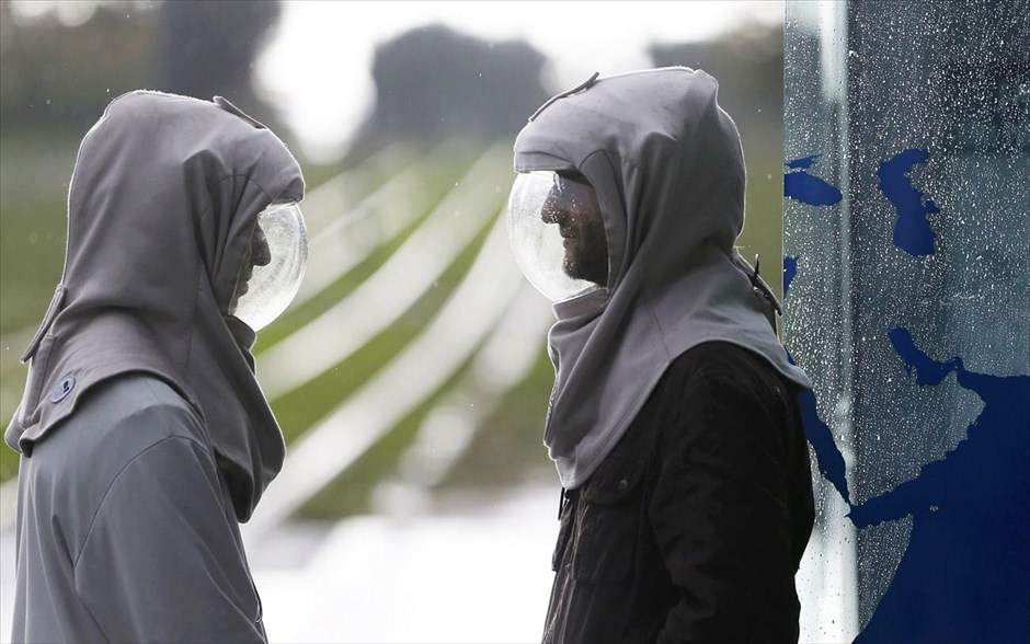 Γαλλία - Τα «Παιδιά της Νύχτας». Οι δίδυμοι Τομάς και Βίνσεντ Σερί περιμένουν το τραμ σε μία στάση στο Μπορντό.