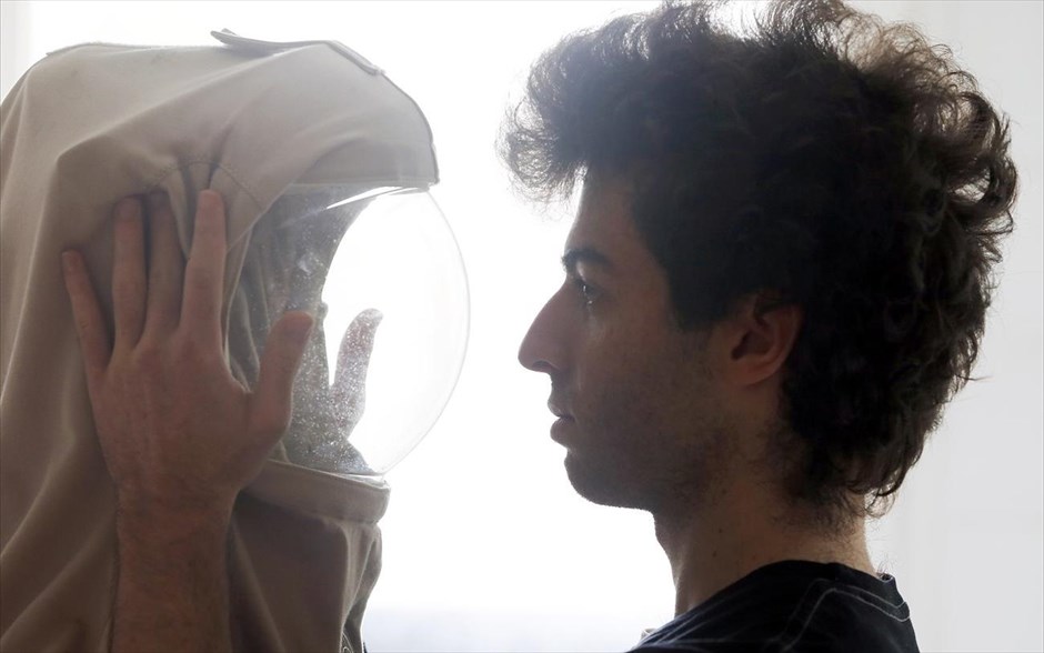 Γαλλία - Τα «Παιδιά της Νύχτας». Ο Τομάς Σερί κρατά την προστατευτική του μάσκα.
