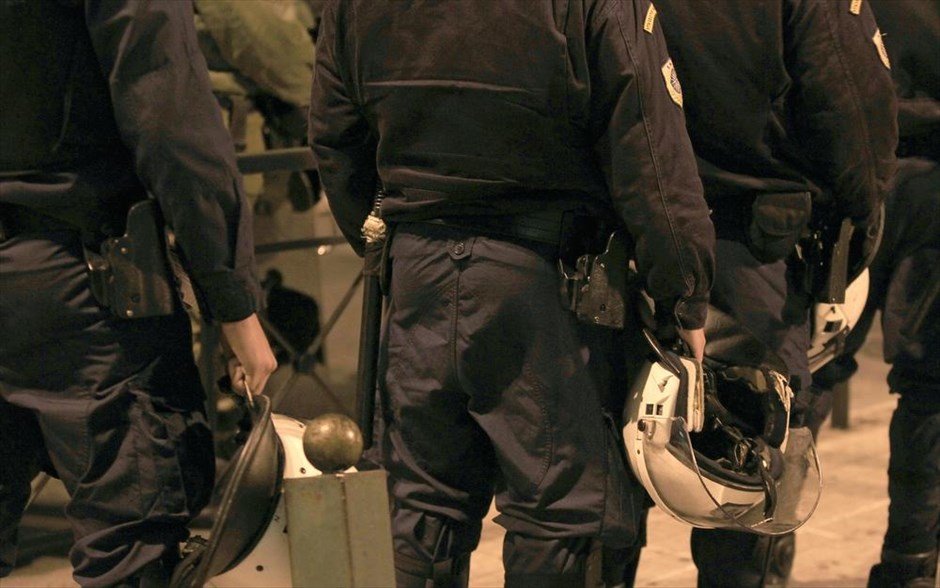Αντιφασιστικό συλλαλητήριο - ΜΑΤ. Άνδρες των ΜΑΤ χωρίς όπλα στη θήκη στέκονται πίσω από τις κλούβες που έχουν τοποθετηθεί στη Βασ. Σοφίας στο ύψος της Βουλής.