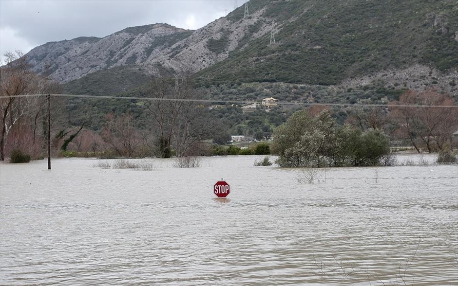 Θεσπρωτία - Πλημμύρες. Πλημμυρισμένος δρόμος στο χωριό Βρυσέλλα Θεσπρωτίας.