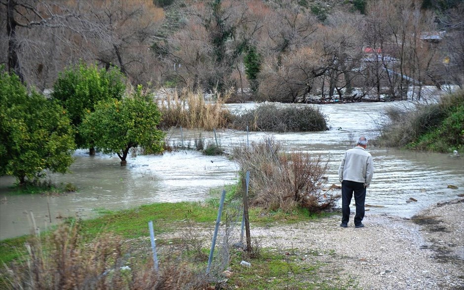 Θεσπρωτία - Πλημμύρες. Άνδρας περπατά μέσα σε πλημμυρισμένο χωράφι στο χωριό Ράι Θεσπρωτίας.