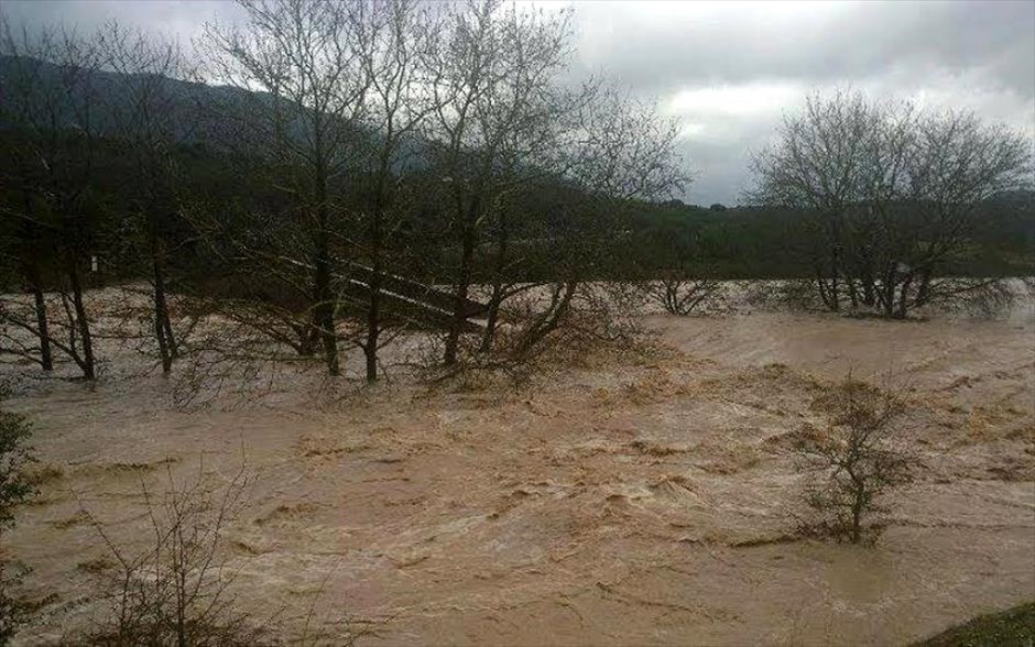 Ευρυτανία - πλημμύρες. Έντονα πλημμυρικά και κατολισθητικά φαινόμενα αντιμετωπίζει ο νομός Ευρυτανίας λόγω των έντονων βροχοπτώσεων.