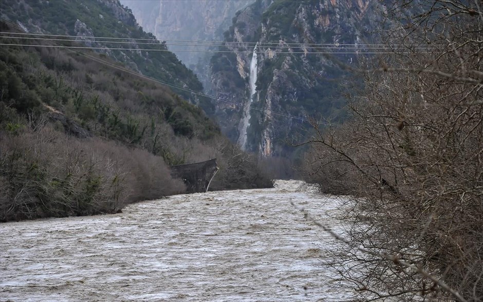 Άρτα - Κατέρρευσε από την ισχυρή βροχόπτωση το ιστορικό Γεφύρι της Πλάκας. 