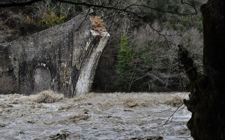 Άρτα - Κατέρρευσε από την ισχυρή βροχόπτωση το ιστορικό Γεφύρι της Πλάκας. 