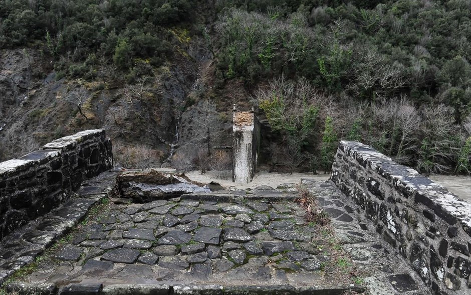 Άρτα - Κατέρρευσε από την ισχυρή βροχόπτωση το ιστορικό Γεφύρι της Πλάκας. 