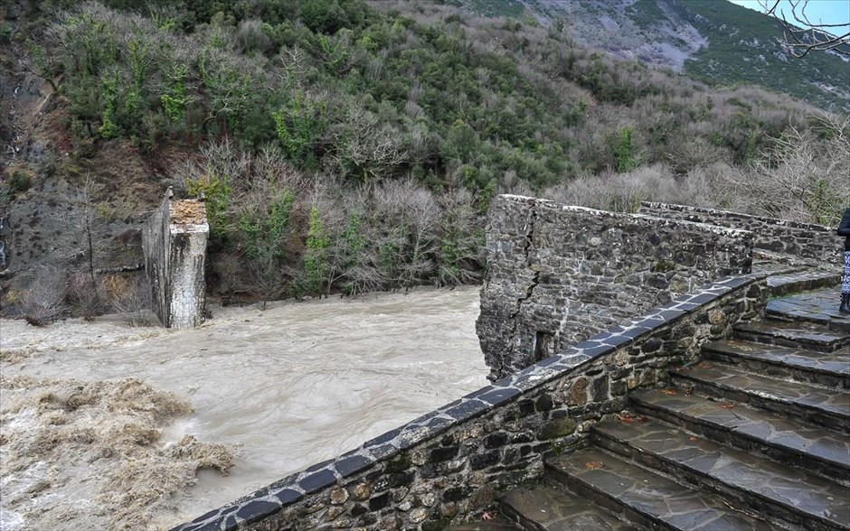 Άρτα - Κατέρρευσε από την ισχυρή βροχόπτωση το ιστορικό Γεφύρι της Πλάκας. 