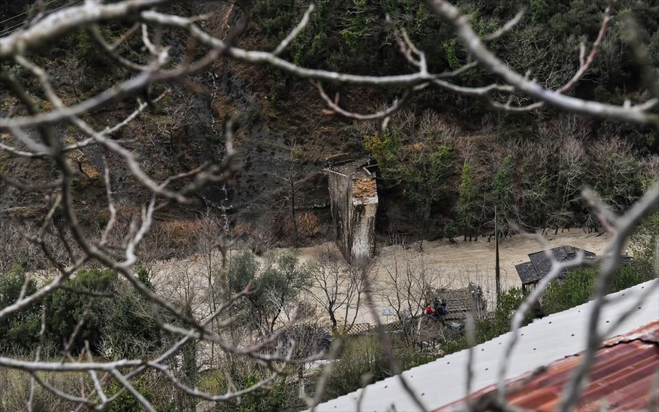 Άρτα - Κατέρρευσε από την ισχυρή βροχόπτωση το ιστορικό Γεφύρι της Πλάκας. 