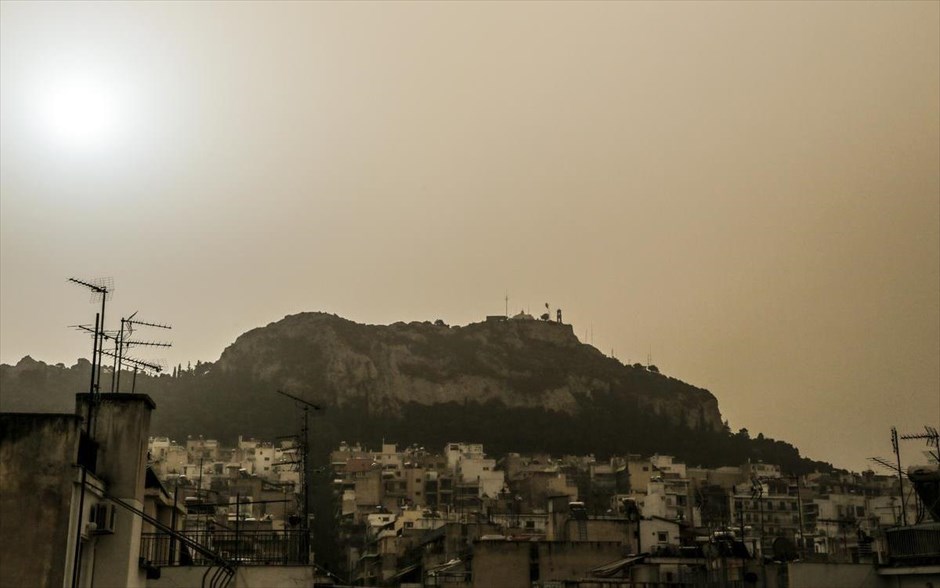 Πέπλο αφρικανικής σκόνης στην Αττική. Αφρικανική σκόνη στην ατμόσφαιρα, στην Αθήνα. Αποπνικτική ατμόσφαιρα και περιορισμένη ορατότητα δημιουργεί το πέπλο αφρικανικής σκόνης που σκεπάζει τα ανατολικά και νότια της χώρας. Αιτία για τη μεταφορά της σκόνης είναι οι θυελλώδεις άνεμοι που επικρατούν, εντάσεως μέχρι και δέκα μποφόρ, στο Αιγαίο.
