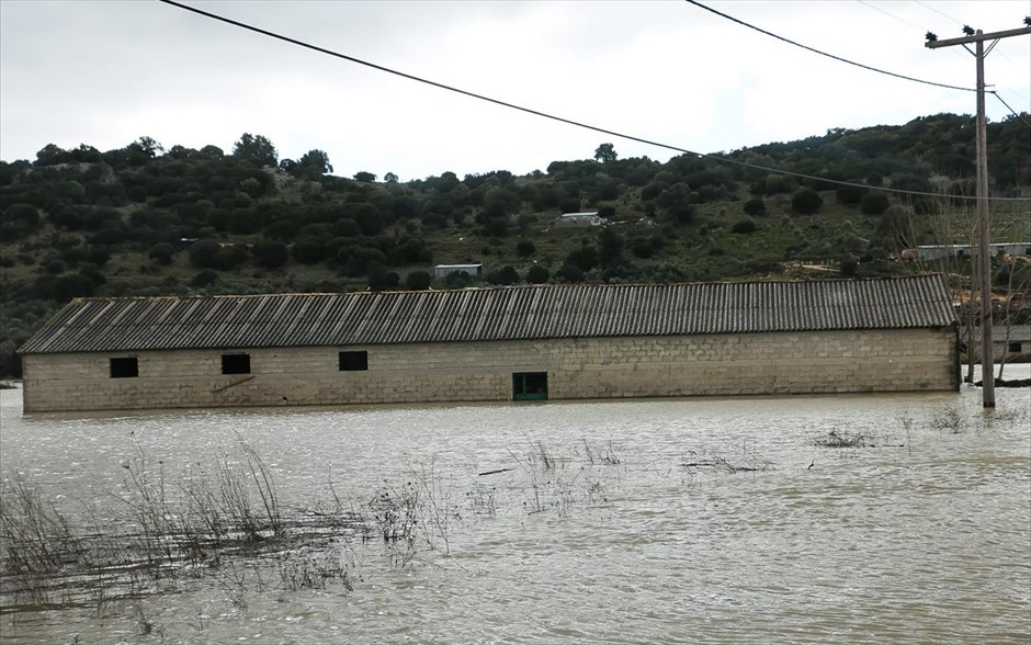 Πρέβεζα - Καναλάκι - Βροχοπτώσεις - Πλημμύρες. Σοβαρές ζημιές έχει προκαλέσει ο μεγάλος όγκος των υδάτων στην περιοχή Καναλακίου της Πρέβεζας, καθώς και στον Κάμπο του Φαναρίου, λόγω υπερχείλισης του ποταμού Αχέρωντα.