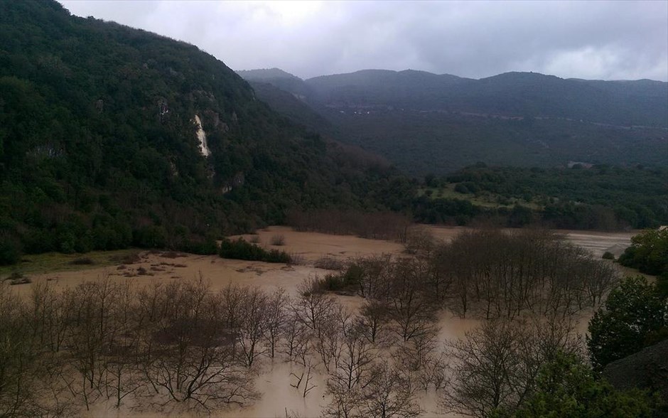 Ευρυτανία - κακοκαιρία. Πλημμυρισμένες εκτάσεις σε χωριό της Ευρυτανίας.