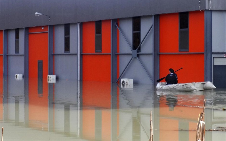 Αρτα: Πλημμύρες από τις βροχοπτώσεις . Κάτοικοι του χωριού Ανθότοπος Άρτας επιβαίνουν σε βάρκα έξω από πλημμυρισμένη επιχείρηση. Στο χωριό, που εκκενώθηκε το πρωί της Κυριακής, ο κάμπος έχει μετατραπεί σε λίμνη.