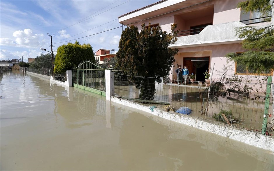Πλημμύρες στην Αλβανία. Γενική άποψη της πλημμυρισμένης περιοχής στο χωριό Fitore της Αλβανίας. Μεγάλες ζημιές προκλήθηκαν στην Αλβανία από την κακοκαιρία που πλήττει τη χώρα τα τελευταία 24ωρα.&nbsp;Ιδιαίτερα δύσκολη είναι η κατάσταση στον Νότο, όπου τα ποτάμια Αώος, Δρίνος, Οσούμι, Γκιανίτσα, έχουν υπερχειλίσει με αποτέλεσμα να έχουν πλημμυρίσει εκατοντάδες σπίτια.