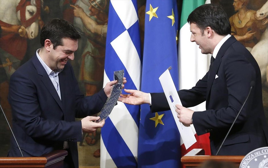 Μία γραβάτα από τον Ρέντσι στον Αλ. Τσίπρα. Μία γραβάτα ήταν το δώρο του Ιταλού πρωθυπουργού Ματέο Ρέντσι στον ομόλογό του Αλέξη Τσίπρα, ο οποίος τη δέχτηκε με χαμόγελο και είπε μάλιστα ότι «αυτή τη γραβάτα θα φορέσω όταν βρεθεί λύση για το χρέος».&nbsp; Απ