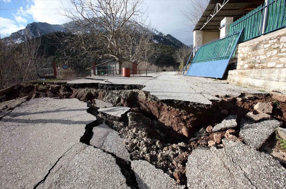 Τις πληγές που άφησαν πίσω τους οι κατολισθήσεις μετρά η κοινότητα Κλεπά   . 