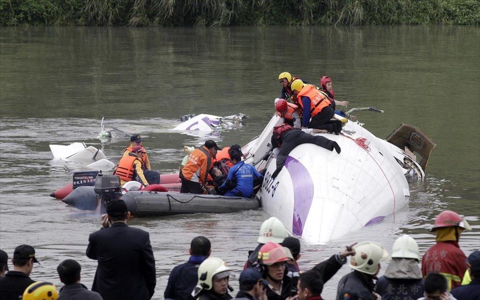Ταϊβάν - Πτώση αεροπλάνου της TransAsia Airways σε ποτάμι. 