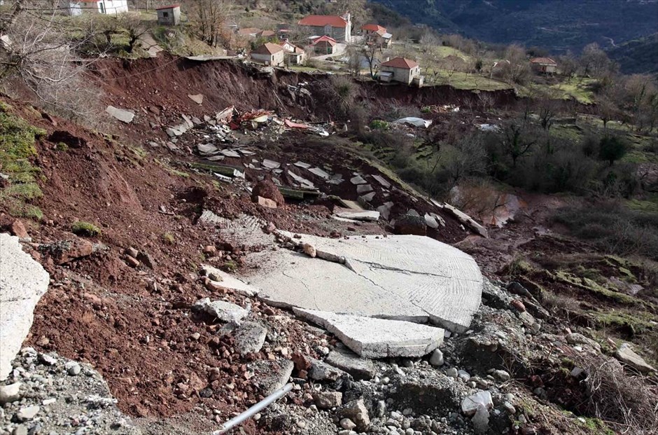 Τις πληγές που άφησαν πίσω τους οι κατολισθήσεις μετρά η κοινότητα Κλεπά   . 