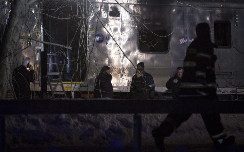 Τουλάχιστον 7 νεκροί σε σύγκρουση τρένου με αυτοκίνητο στη Ν. Υόρκη. Άνδρες της πυροσβεστικής και της αστυνομίας επιχειρούν στο σημείο της μοιραίας σύγκρουσης επιβατηγού τρένου με ένα αυτοκίνητο στη Valhalla της Νέας Υόρκης. Τουλάχιστον 7 άνθρωποι έχασαν τη ζωή τους, ενώ αρκετοί άλλοι τραυματίστηκαν από τη σύγκρουση.
