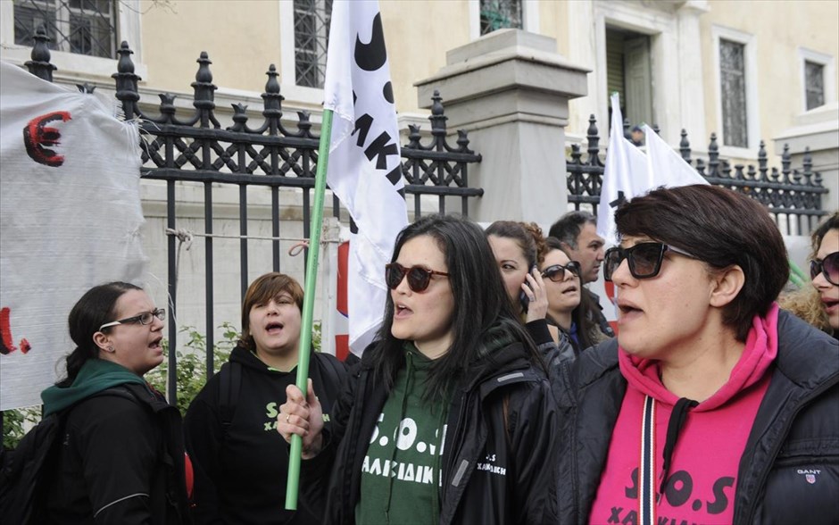 Κάτοικοι της Χαλκιδικής διαδηλώνουν στο ΣτΕ κατά της εξόρυξης χρυσού . 